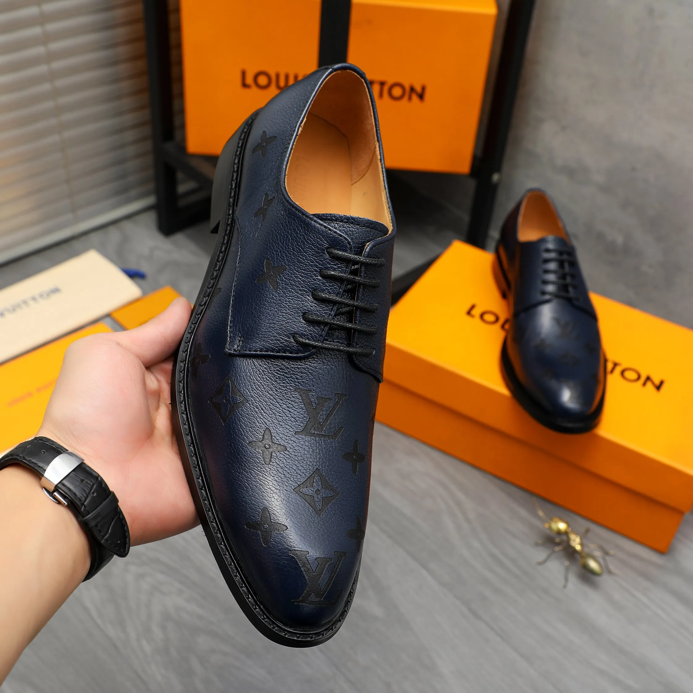 Men's shoes 💰p460 Product trademark: LV (Louis Vuitton) business lace-up formal leather shoes Regular size: 39-44 (38.45 custom-made, non-refundable) Product materials: Selected high-quality pebbled cowhide embossed upper, cowhide lining, original rubber outsole